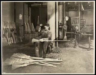Homme aveugle plaçant des cerceaux en fer sur des balais au Bourne Memorial Building, New York, 1921